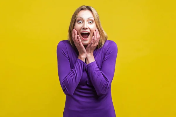 Неймовірні новини! Портрет щасливої здивованої жінки, що виглядає шоке — стокове фото