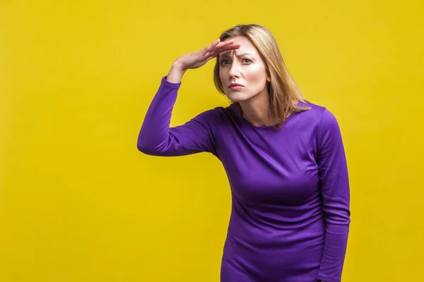 Retrato de una mujer hermosa y ambiciosa mirando lejos con Han — Foto de Stock