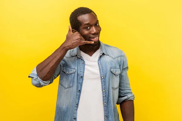 ¡Llámame! Retrato de alegre hombre guapo juguetón haciendo ca —  Fotos de Stock