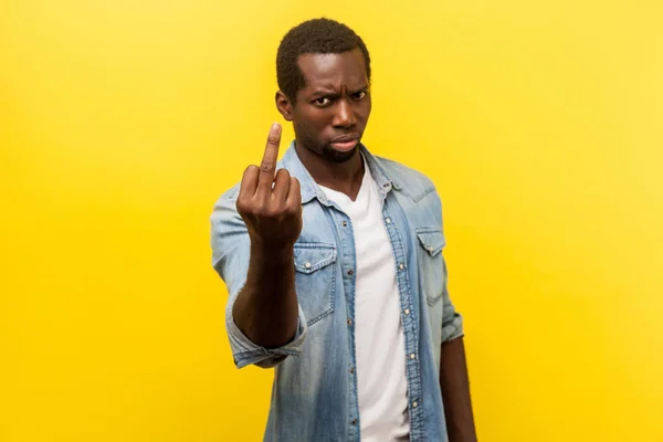 Portret agresywnego nienawistnika, wściekły mężczyzna kurwa znak ze środkowym fi — Zdjęcie stockowe