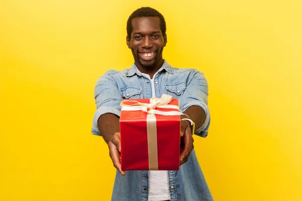 Geschenk für Sie! ! Porträt eines positiven großzügigen Mannes, der rot gibt — Stockfoto
