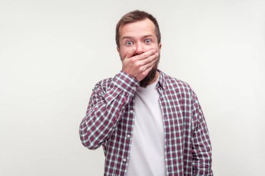 Kimseye bir şey söylemem! Ağzı kapatan sakallı adamın portresi.