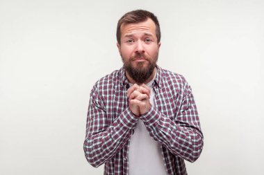 Ne olur! Halkla ilişkilerde el ele tutuşan sakallı bir gencin portresi.