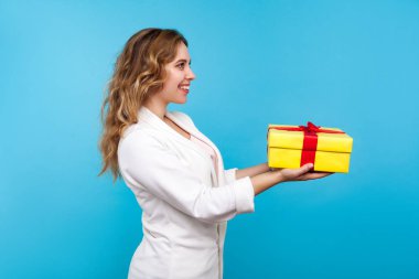 Dost canlısı, güzel bir kadının hediye paketi.