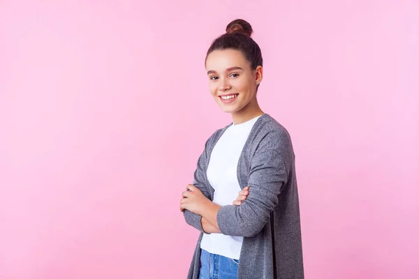 Porträtt av fin brunett tonåring flicka stående med korsade armen — Stockfoto
