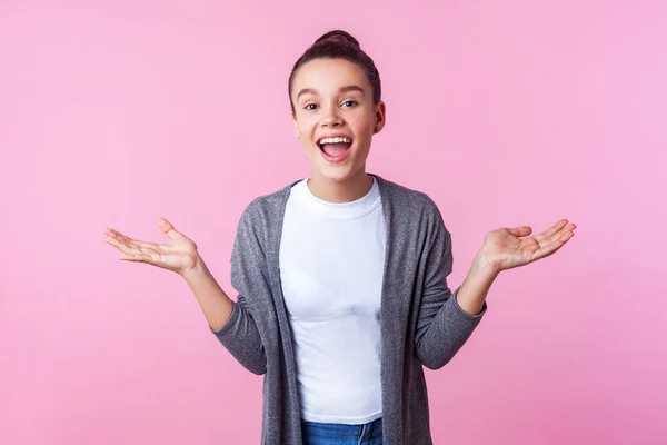 Wow awesome! Портрет счастливой удивленной брюнетки-подростка — стоковое фото