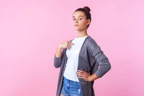 Este sou eu! Retrato de menina morena orgulhosa apontando para si mesma , — Fotografia de Stock