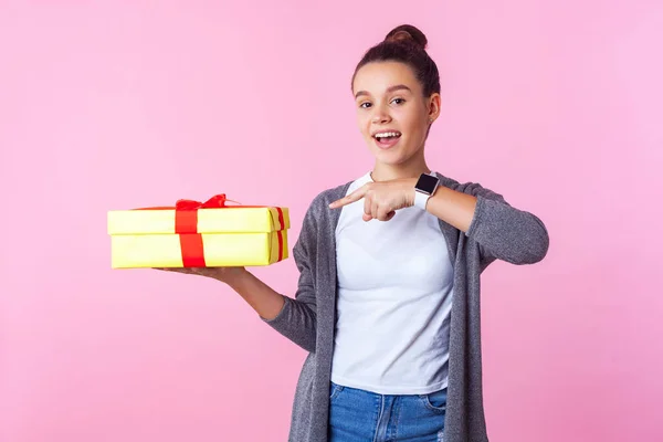 Geburtstagsüberraschung, Geschenk. Porträt der glücklichen Teenager Brünette g — Stockfoto