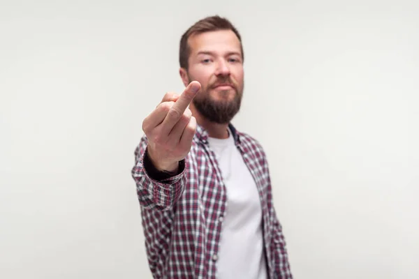 Porträt des unhöflichen Rüpels bärtiger Mann zeigt Mittelfinger fuc — Stockfoto