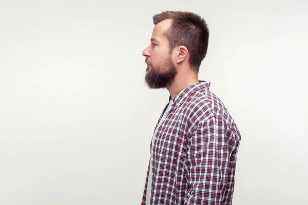 Портрет серьезного бородатого молодого человека, смотрящего с Кэлом — стоковое фото