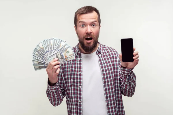 Aplicativo bancário móvel. Retrato de homem barbudo surpreso segurando inteligente — Fotografia de Stock