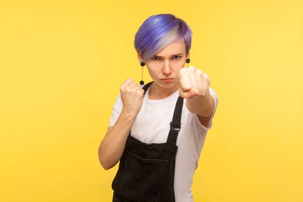 Porträtt av aggressiv ung hipster kvinna stansning framför — Stockfoto