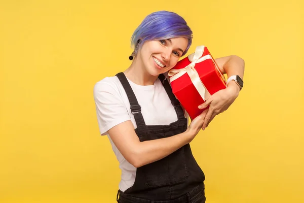 Retrato de atractiva chica hipster alegre abrazando gran pre rojo —  Fotos de Stock