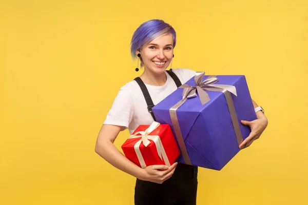 Πορτρέτο του θαύμαζε χαρούμενη hipster κορίτσι κρατώντας δύο δώρα, μεγάλο ένα — Φωτογραφία Αρχείου