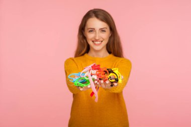 Optik dükkan, gözlük. Terli mutlu kızıl kızın portresi.