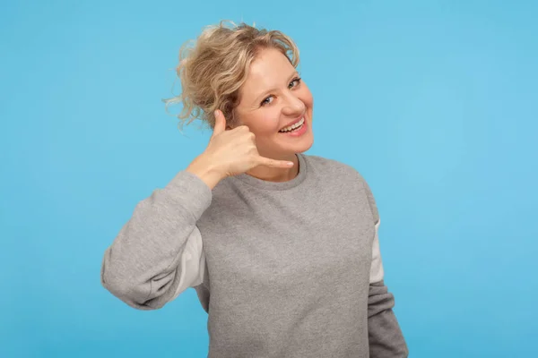 Svarar på telefonsamtal. Lycklig kvinna med lockigt hår i tröja — Stockfoto