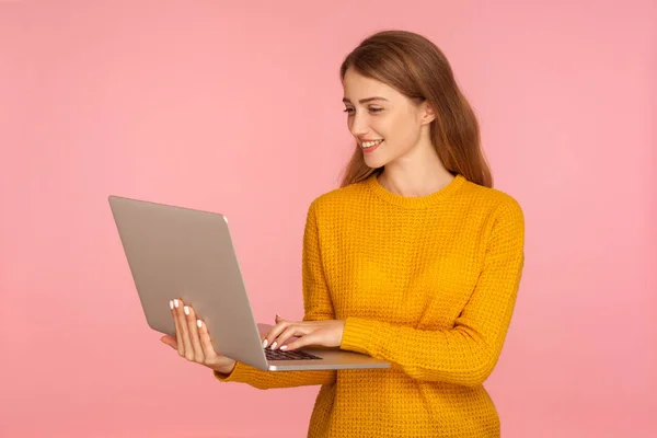Retrato de menina gengibre positivo feliz em suéter segurando laptop — Fotografia de Stock