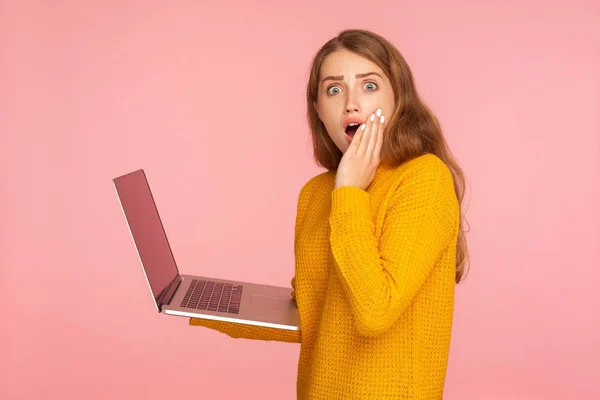 Portret van geschokt jong gember meisje in trui staan met m — Stockfoto