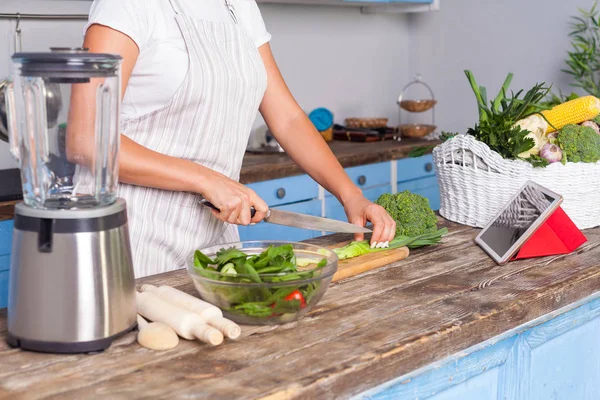 Närbild av kvinnliga händer hugga styckning grönsaker med kniv, — Stockfoto