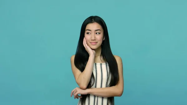 Mulher Asiática Muito Atraente Inteligente Com Cabelo Preto Liso Longo — Fotografia de Stock