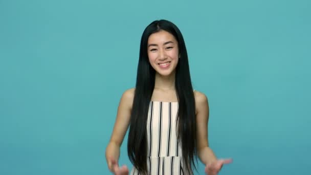 Podekscytowana Szczęśliwa Azjatycka Kobieta Długimi Prostymi Czarnymi Włosami Sukience Kciukami — Wideo stockowe