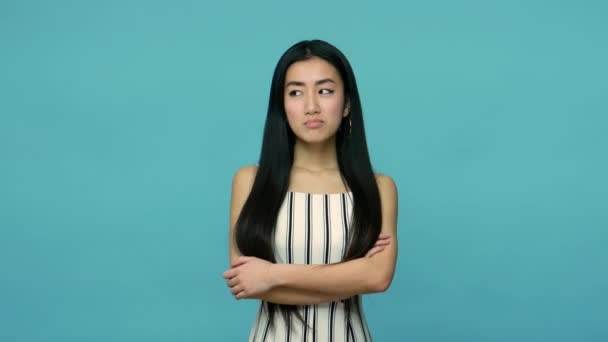Rozčilená Nespokojená Asiatka Dlouhými Rovnými Černými Vlasy Šatech Zkřížených Rukou — Stock video