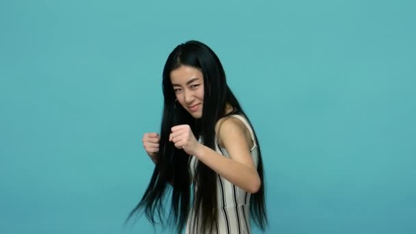 Peleemos Mujer Asiática Agresiva Con Pelo Largo Recto Negro Vestido — Vídeo de stock