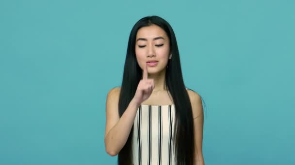 Csend Legyen Pozitív Ázsiai Hosszú Egyenes Fekete Hajjal Gesztikulál Mert — Stock videók