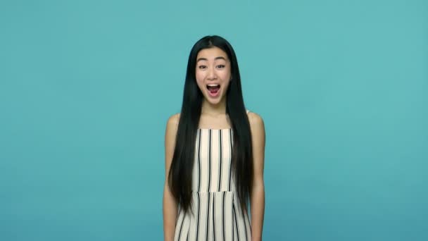 Wow Spójrz Siebie Niesamowita Wesoła Azjatka Długimi Prostymi Czarnymi Włosami — Wideo stockowe