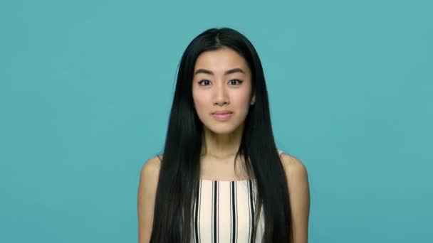 Páni Panebože Úžasná Asiatka Dlouhými Rovnými Černými Vlasy Otevřenými Ústy — Stock video