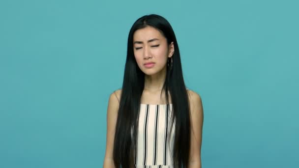 Jag Hör Dig Inte Uppmärksam Asiatisk Kvinna Med Långt Rakt — Stockvideo