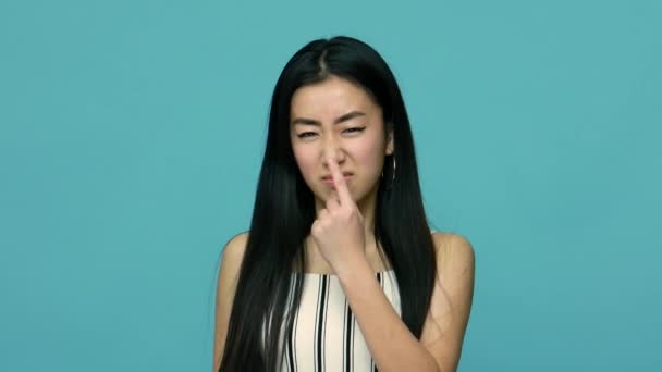 Брешеш Розчарована Азіатка Довгим Прямим Чорним Волоссям Стоїть Торкаючись Носа — стокове відео