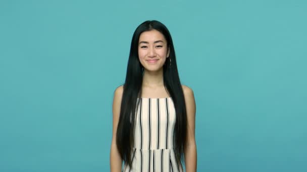 Wesoła Azjatycka Kobieta Długimi Prostymi Czarnymi Włosami Podająca Dłoń Uścisku — Wideo stockowe