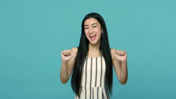 Oszałamiająca Wesoła Azjatka Długimi Prostymi Czarnymi Włosami Skierowana Siebie Uśmiechnięta — Wideo stockowe