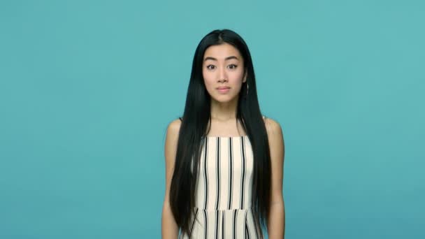 Потрясающая Азиатская Женщина Прямыми Черными Волосами Указывающая Себя Кричащая Удивлении — стоковое видео