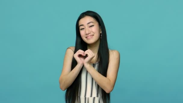 Słodki Uroczy Azjatycki Kobieta Długimi Prostymi Czarnymi Włosami Pokazując Gest — Wideo stockowe