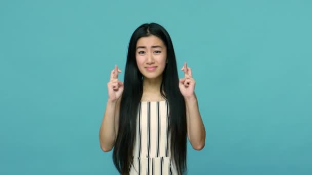 Jonge Aziatische Vrouw Met Lang Recht Zwart Haar Met Gekruiste — Stockvideo