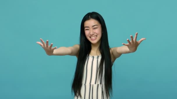 Дружня Товариська Азіатка Довгим Прямим Чорним Волоссям Дає Вільні Обійми — стокове відео