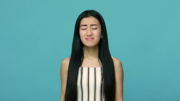 Забыла Несчастная Азиатская Женщина Длинными Прямыми Черными Волосами Чувствующая Печаль — стоковое видео