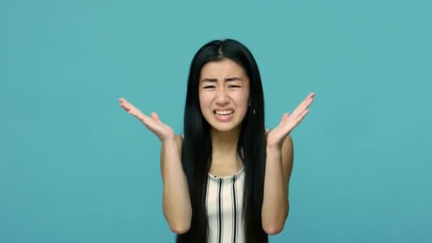 Vad Vill Missnöjd Irriterad Asiatisk Kvinna Med Långt Rakt Svart — Stockvideo