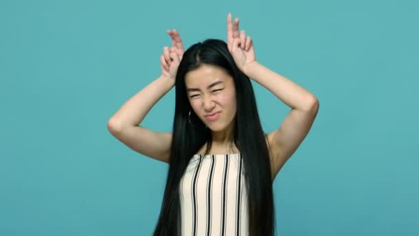 Angry Asian Woman Long Hair Threatening Bull Horn Gesture Looking — 비디오