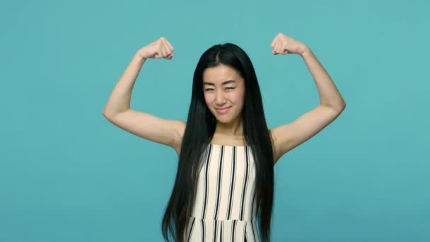 Сильний Незалежний Азійська Жінка Довгим Волоссям Піднімає Руки Показуючи Біцепси — стокове відео