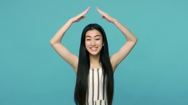 Glada Liten Asiatisk Kvinna Med Lång Rak Svart Hår Gör — Stockvideo