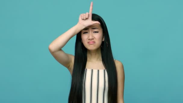 Jsem Ubožák Smutná Beznadějná Asiatka Dlouhými Černými Vlasy Ukazujícími Čele — Stock video