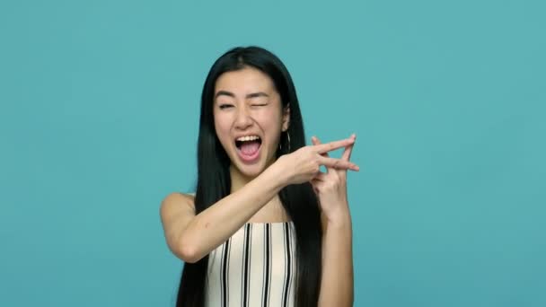 Vrolijke Aziatische Vrouw Met Lang Recht Zwart Haar Maken Hashtag — Stockvideo