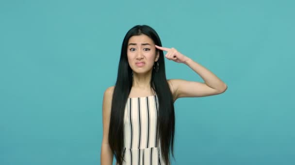 Idiot Missnöjd Asiatisk Kvinna Med Långt Svart Hår Vrider Fingret — Stockvideo