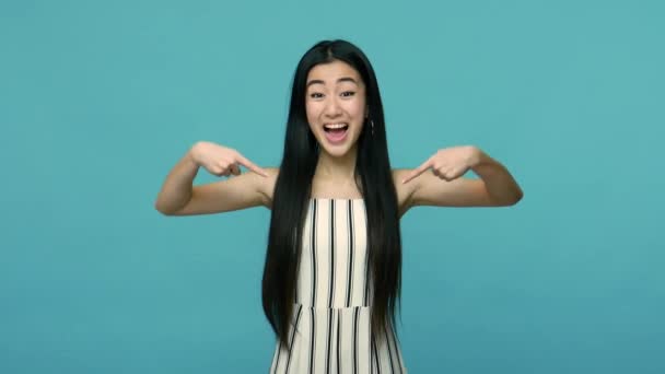 Mujer Asiática Entusiasta Con Pelo Largo Negro Apuntando Con Dedo — Vídeo de stock