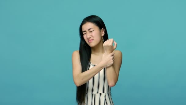 Kéz Rándulás Fiatal Hosszú Hajú Sérült Karú Ázsiai Fájdalmas Csukló — Stock videók