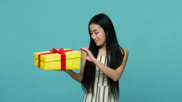 Satisfait Cadeau Vacances Joyeuse Femme Asiatique Aux Cheveux Longs Regardant — Video