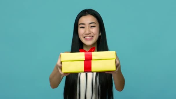 Neem Het Verrassing Voor Vriendelijk Vrijgevige Aziatische Vrouw Met Lang — Stockvideo